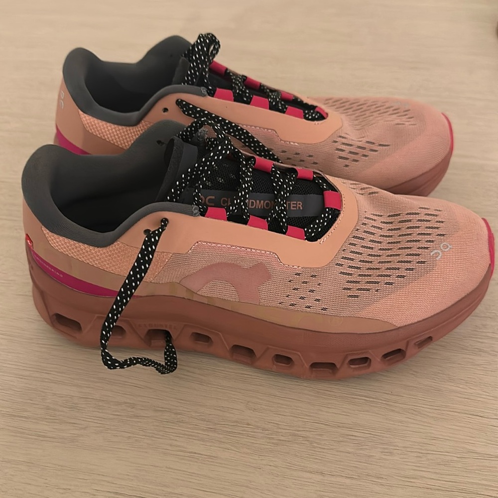 Like new, OnCloud Cloudmonster size 8